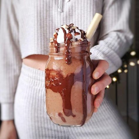 RECIPE BY SCARLETT FROM @scarlett_morse on InstagramIt is always great to be able to eat something really tasty but also healthy for your body. This here is a chocolate hazelnut smoothie that tastes like nutella but is so much richer, ... Hazelnut Smoothie, Nutella Smoothie, Fiber Breakfast, Healthy Food Breakfast, High Fiber Breakfast, Healthy Nutella, Refreshing Breakfast, Bamboo Straws, Breakfast Smoothie Bowl