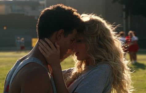 Taylor Swift and Taylor Lautner - Valentine's Day (2010) Taylor Swift Kissing, Taylor Swift Kiss, Island Pics, Taylor Swift 2014, Movie Kisses, Taylor Swift Dress, Taylor Boyfriend, Patrick Schwarzenegger, Taylor Swift Party