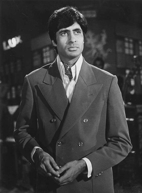 amitabh bachchan Amar Akbar Anthony, Old Bollywood Movies, Old Movie Poster, Old Film Stars, 90s Bollywood Aesthetic, Old Bollywood Songs, Bollywood Pictures, National Film Awards, Retro Bollywood