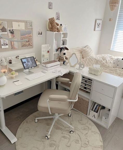 Korean Room Aesthetic Desk, Bed Rooms Ideas With Vanity, Minimalistic K Pop Room Ideas, Saranghoes Room, Korean Style Room Bedrooms, L Desk Setup Aesthetic, L Shaped Desk Aesthetic, Korean Bedroom Ideas Small Spaces, Desks In Bedroom