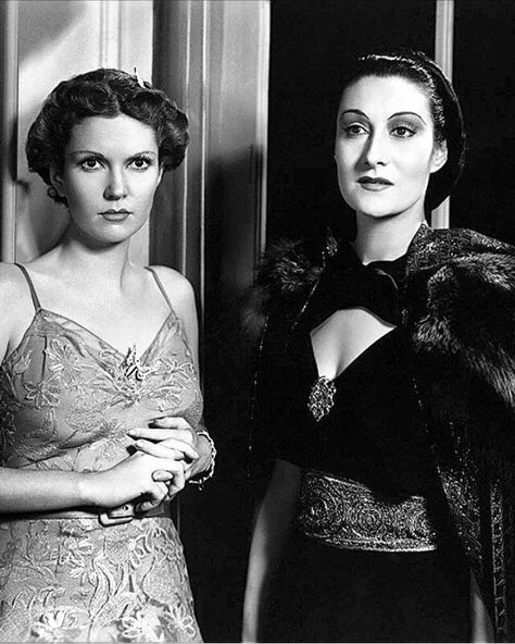 Marguerite Churchill & Gloria Holden - Dracula’s Daughter (1936) Dracula's Daughter, New Beverly Cinema, Female Vampire, Vampire Movies, Vampire Weekend, Classic Horror Movies, Universal Monsters, Classic Monsters, Actrices Hollywood