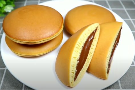 Dorayaki Recipe, Desserts Japonais, Dora Cake, Japanese Pancake, Breads & Buns, Pancakes And Waffles, Oddly Satisfying, Baklava, Living Food