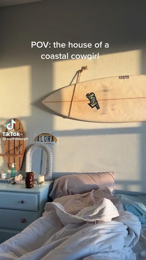 Surfer Bedroom Aesthetic, Surfer Girl Room, Surfer Bedroom, Bedroom Aesthetic Vintage, Surfer Room, Surf Room Decor, Cowgirl Bedroom, Deco Surf, Beachy Room Decor