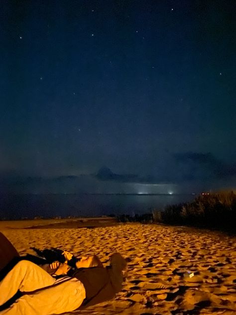 friends star gazing at beach Stargazing At The Beach, Star Gazing Picnic, Beach Stargazing, Beach Night Date, Star Gazing Date, Stars Gazing, Beach Night Photos, Star Gazing Aesthetic, Night Sky Beach