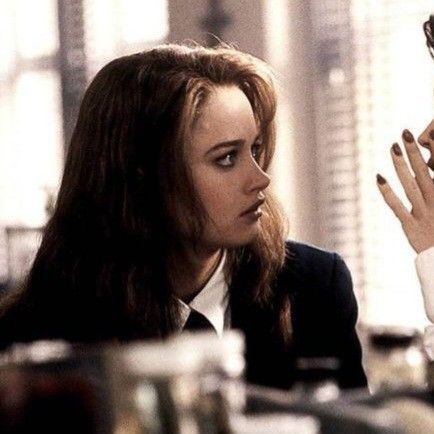 Colegiala, jóvenes brujas, uñas modernas, chica joven. The Craft Pfp, Sarah The Craft, The Craft Style, Cabin 20 Hecate, October Prompts, The Craft Legacy, Character Duos, Infj Characters, Sarah Bailey