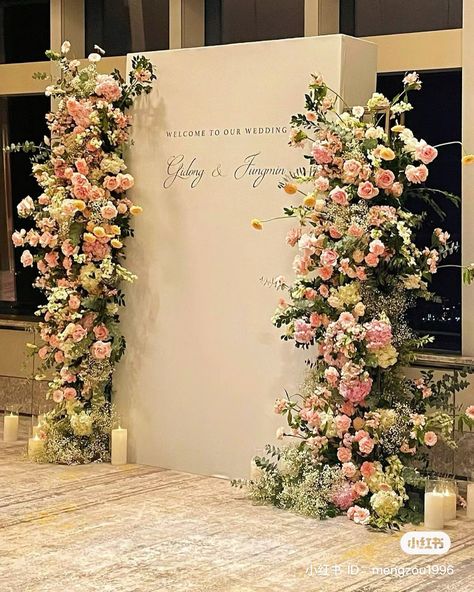 Wedding Decorations Indoor Elegant Gold, Garden Backdrop Wedding, Flower Decor Wedding Reception Ideas, Dekor Gereja Wedding, Indoor Engagement Decorations, Katb Ketab Decorations, Photobooth Wedding Backdrop, Photobooth Backdrop Wedding, Engagement Backdrop Ideas