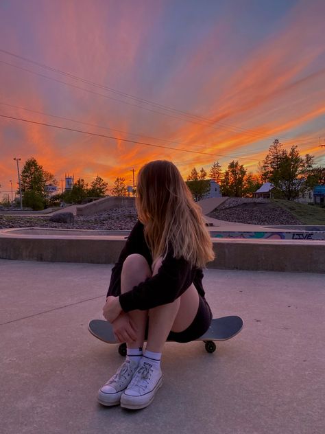 Skate park, sunset, happy, photo shoot inspo, converse, orange, pink Skateboard Aesthetic Sunset, Skate Girl Aesthetic Wallpaper, Skateboard Vision Board, Skateboard Picture Ideas, Skater Girl Photoshoots, Photo With Skateboard, Skateboard Aesthetic Girl, Skateboard Girl Aesthetic, Skate Aesthetic Girl