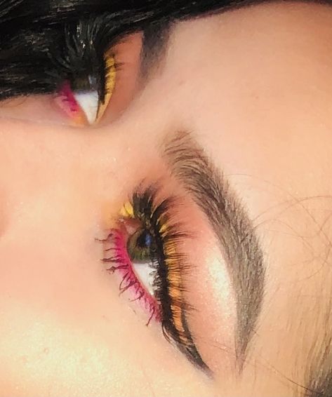 #maquillaje Inner Corner Pop Of Color, Pink Inner Corner Makeup, Yellow Eyeshadow, Lemon Meringue, Pop Of Color, Meringue, Makeup Inspo, Behind Ear Tattoo, Maquillaje De Ojos