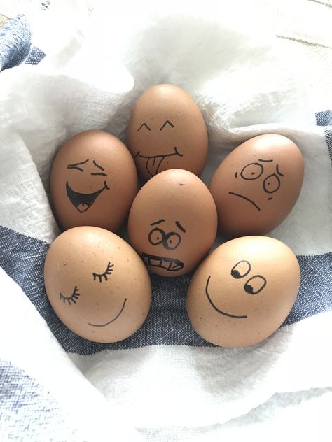 Funny faces to draw on eggs by myself. They live in my refrigerator.😜😝 Funny Faces To Draw, Easy Faces To Draw, Draw Cartoon Faces, Faces To Draw, Haft Sin Decoration, Egg Drawing, Preschool Letter Crafts, Face Doodles, Funny Eggs