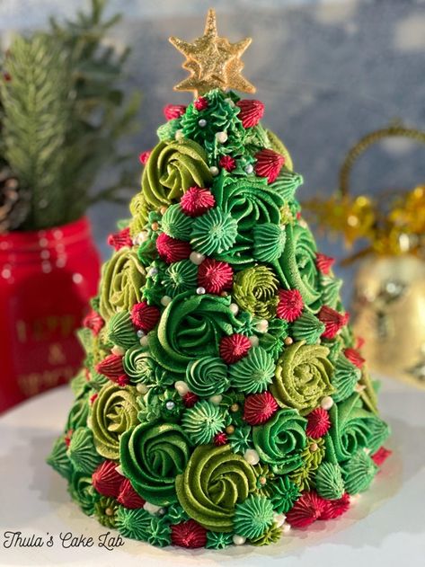 Christmas Cake Buttercream Decoration, Royal Icing Christmas Cake Designs, New Years Cake Decorating, Crismas Cakes Ideas, Happy New Year Cake Design, Cute Christmas Cakes, Easy Christmas Cakes, Decorated Christmas Cakes, Vintage Christmas Cake