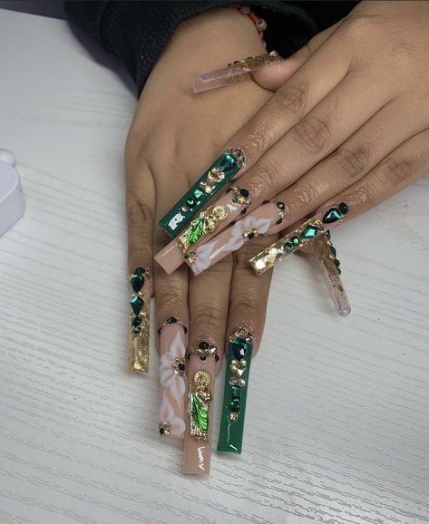 Green Gem Nails, Green Nails With Rhinestones, Green Bling Nails, San Judas Nails, Nails Art Easy, Nails Art Simple, Nail Art 2022, Practice Nails, Nail Art 2023