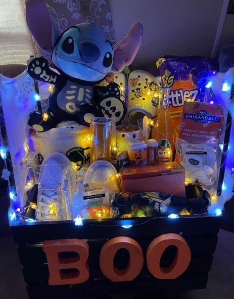 Nightmare Before Christmas Boo Basket, Hello Kitty Halloween Basket, Boo Basket Hello Kitty, Boo Basket Ideas For Girlfriend, Gift Baskets For Friends, Baskets For Friends, Baskets For Kids, Halloween Decorations Apartment, Spooky Basket