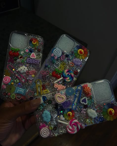 L💫NERGIRLW🌏RLD | ✨MY JUNK CASES JUST EAT , period. IF YOU AINT ORDERING YOUR CASES FROM ME THEN WHAT ARE YOU DOINGGG? 🤩 USE CODE “LGWSPRING” for 20% ALL… | Instagram Junk Case Iphone, Junk Things, Junky Cases, Headphone Ideas, Bling Phone Cases Diy, Junk Case, Y2k Kawaii, Bling Ideas, Luxury Flower Bouquets