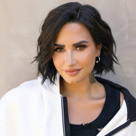 One Last Thing With Singer Demi Lovato — People Demi Lovato Haircut, Demi Lovato Short Hair, Braun Hair, Demi Lovato Hair, Demi Lovato Style, Long Bob Hairstyles, Celebrity Wallpapers, Celeb Crushes, Hair Stylist Life