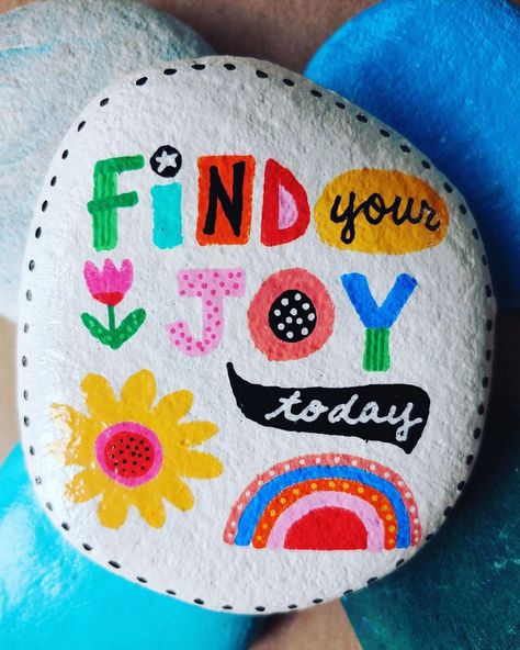 Motivational Rocks Painting, Happy Rock Painting Ideas, Kindness Rock Painting Ideas, Painted Rocks With Sayings, Kindness Rocks Ideas Easy, Inspirational Rock Painting Ideas Easy, Positive Painted Rocks, Fun Painted Rocks, Rock Painting Ideas Inspirational