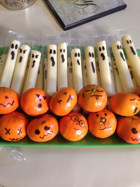 Cheese stick ghost and mandarin Orange "pumpkins" healthy Halloween treats for kids. Healthy Halloween Treats For Kids, Menu Halloween, Recetas Halloween, Cheese Stick, Halloween School Treats, Halloween Class Party, Treats For Kids, School Halloween Party, Healthy Halloween Treats