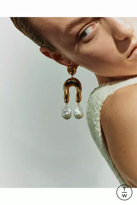 FW20 Agmes Look 1 | Fashion jewelry editorial Editorial Earrings, Fashion Jewelry Editorial, Spring Moodboard, Jewelry Minimal, Jewelry Photography Styling, Jewelry Editorial, Arm Jewelry, Fashion Tutorial, Photography Styling