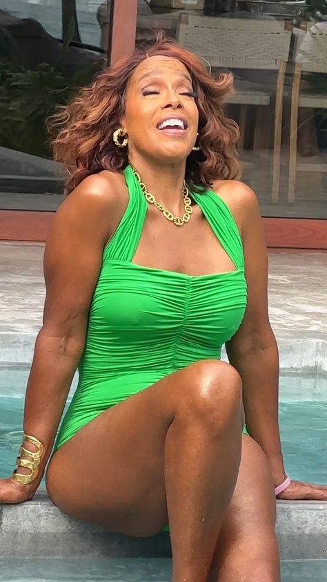 gayle king Sports Illustrated Cover, Gayle King, Sports Illustrated Covers, Advice For Newlyweds, Weight Lifting Workout, King A, Healthy Blood Sugar Levels, Funny Profile, Best Dad Gifts