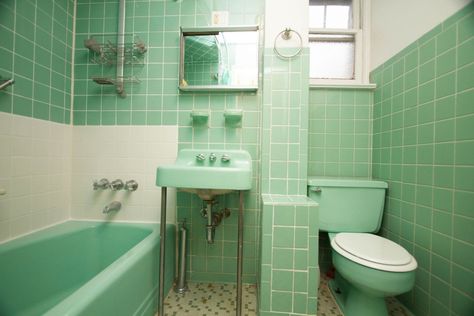 Brooklyn Aesthetic, Greenpoint Brooklyn, Pool Bathroom, Retro Renovation, Custom Home Designs, Vintage Bathroom, Eat In Kitchen, In Kitchen, Color Wheel