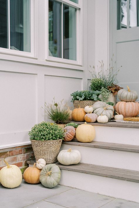 Decorating Steps with Pumpkins - Finding Lovely Pumpkin Decor Porch, Pumpkin Stairs Decor, Pumpkin Entryway, Pumpkins On Stairs, Pumpkins On Steps, Pumpkin Front Steps Decor, Pumpkin Front Steps, Pumpkin Porch Decorations, Porch Styles