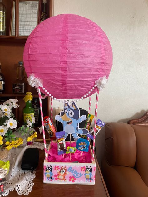 Bluey centro de mesa fiesta infantil Bluey Birthday Party Ideas Girl Centerpiece, Bluey Birthday Centerpieces, Bluey Centerpiece Ideas, Bingo Birthday Party, Bluey Y Bingo, Bingo Birthday, Bluey Party, Piñata Ideas, Bluey Birthday