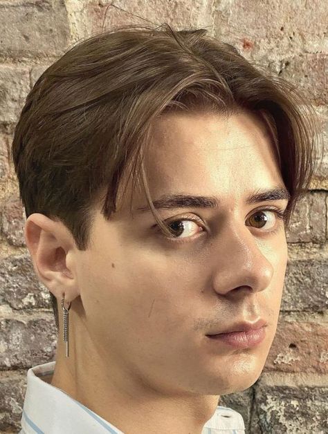 Curtain Bangs Men, Bangs Men, Curtain Haircut, Trendy We Fryzurach, 90s Hair, Popular Mens Hairstyles, Makeup Hacks Beauty Secrets, Men's Wigs, Hair Catalog