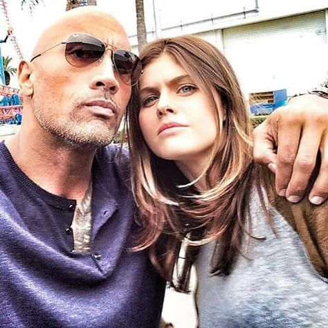 Dwayne The Rock Johnson & Alexandra Daddario ♡ #SANANDREAS San Andreas Movie, Claire Novak, Percy Jackson Movie, Dog With A Blog, Whatsapp Status Videos, Strong Female Characters, Louise Brooks, Status Videos, The Rock Dwayne Johnson