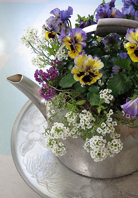 Vintage Aluminum Lazy Susan and a Tea Kettle Full of Flowers Bouquet Champetre, Portable Garden, Cottage Garden Design, Garden Containers, Deco Floral, Beautiful Blooms, Watering Can, Ikebana, Tea Pot