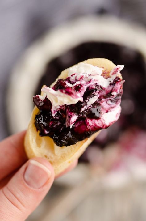 Blueberry Balsamic, Crusty French Bread, Rosemary Honey, Goat Cheese Appetizer, Whipped Goat Cheese, Cheese Appetizer, Fingerfood Party, Best Appetizer Recipes, Cheese Appetizers