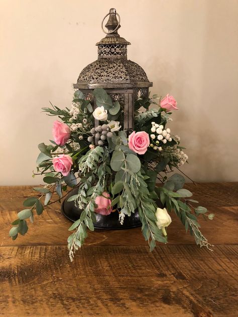 Giant Lantern, Lanterns With Flowers, Tall Lanterns, Lantern Centerpiece, Lantern Centerpiece Wedding, Bridal Party Bouquets, Lantern Centerpieces, Centerpiece Wedding, Rustic Fall Wedding