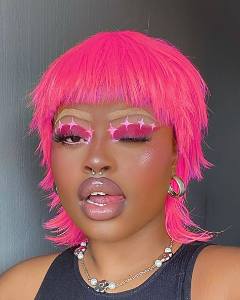 Avant Garde Makeup Looks, Pink And Black Graphic Liner, Pink Graphic Makeup, Creative Makeup Looks Colorful, Pink Alt Makeup, Abstract Eye Makeup, Megz Art, Fuchsia Makeup, Colorful Graphic Liner