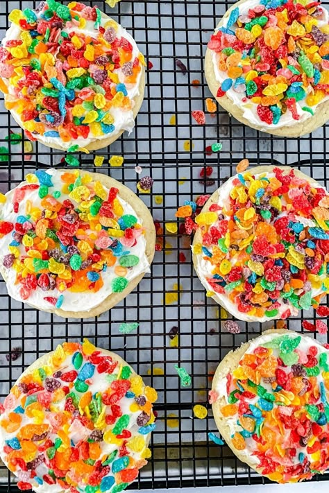 Whip up these fruity pebbles cookies. A delicious soft baked cookie that is frosted with cereal milk frosting and Fruity Pebbles! So tasty and easy to whip up. Crumbl Cookie Copycat Fruity Pebbles, Fruity Pebbles Cookies Crumbl, Cocoa Pebbles Cookies, Easy Gourmet Cookies, Crumbl Recipes, Fruity Pebbles Cookies, Fruity Pebble Cookies, Copycat Cookies, Jumbo Cookies