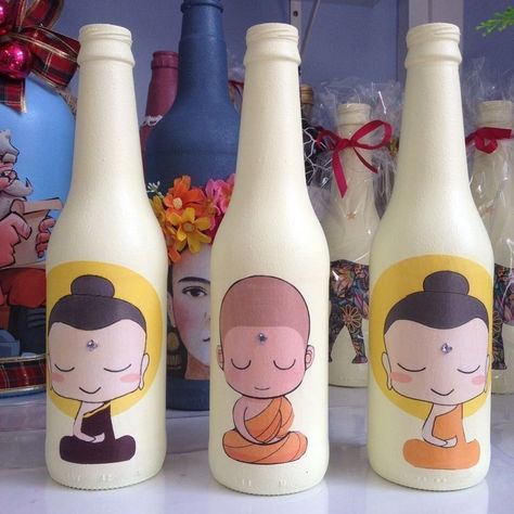 Art And Craft ideas Art Projects Diy crafts#craft_ideas_for_home_decor #modern_diy_home_decor Cute Bottle Painting, Painting On Bottles, Bottle Paintings, Beer Bottle Art, Bottle Art Projects, Bottle Paint, Painted Glass Bottles, Hand Painted Wine Bottles, Plastic Bottle Art