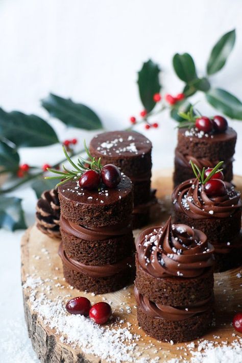 Chocolate Gingerbread Mini Cakes (vegan & gluten-free) - Nirvana Cakery Vegan Christmas Desserts, Mini Cake Recipe, Chocolate Gingerbread, Chocolate Cakes, Vegan Christmas, Christmas Food Desserts, Fancy Desserts, Christmas Cooking, Chocolate Cupcakes