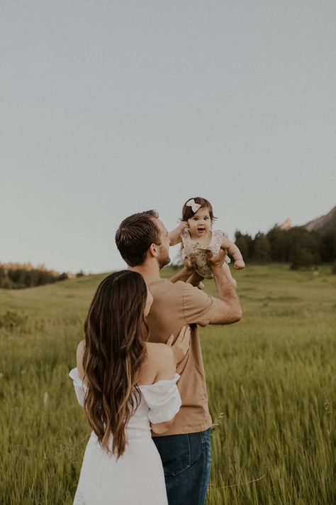 Chautaquua Park summer family photos in Boulder, Colorado. what to wear for family photos | candid family posing | neutral family photo outfits | summer family photos | boulder family photos | colorado family photos | family photos with baby | outdoor family photos with baby | colorado family photographer | boulder family photographer | denver family photographer | blue hour family photos Neutral Family Photo Outfits, Family Photo Outfits Summer, Neutral Family Photos, Boulder Flatirons, Family Session Poses, Outdoor Family Pictures, Fall Baby Pictures, Candid Family Photography, Outdoor Family Photoshoot