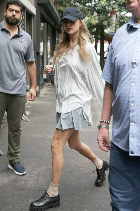 Taylor Swift Dress Casual, Taylor Swift Casual, Taylor Swift Dress, Swift Outfits, Taylor Swift Street Style, Red Carpet Photos, Taylor Outfits, Taylor Swift New, Taylor Swift Web