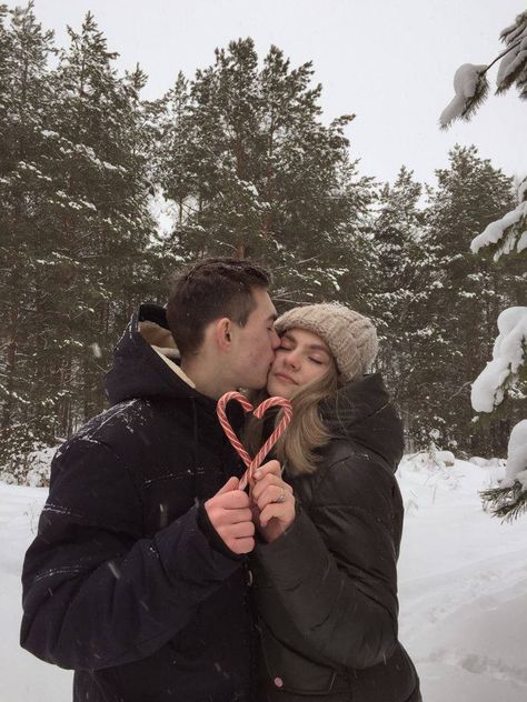 Couple Pictures In Snow, Cute Couple Pics Winter, Winter Pictures Couples, Couple Poses Winter, Cute Winter Couple Pictures, Couple Winter Photoshoot, Winter Couples Photography, Couples Holiday Photos, Winter Couple Pictures