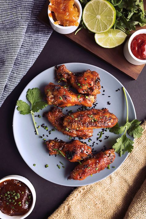 Sriracha Chicken Wings, Pizza Photography, Wings Photography, Sticky Sauce, Spicy Grilled Chicken, Sriracha Chicken, Food Photoshoot, Food Crush, Food Photography Inspiration