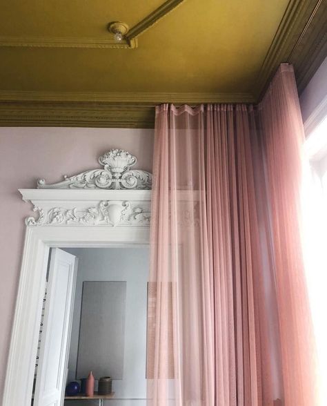 Paintings On Ceilings, French Retro Interior, Pink Art Studio, Mauve Ceiling, Painted Ceiling Design, Pink Ceiling Bedroom, Coloured Ceilings, Painted Ceiling Bedroom, Colourful Curtains