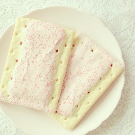 (❁˘◡˘❁) • (♡˘◡˘♡) Strawberry Poptart, Rosy Blog, Pop Tart Flavors, Billy Unger, Pink Snacks, Pop Tart, Edible Food, Looks Yummy, Cute Desserts