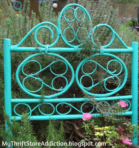 Repurposed Headboard, Iron Garden Gates, Rusty Garden, Garden Decoration Ideas, Garden Junk, Garden Whimsy, Unique Gardens, Whimsical Garden, Trash To Treasure