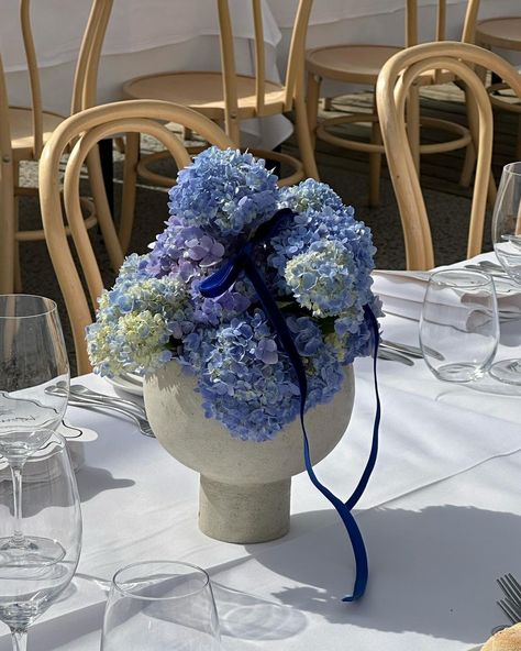 ffoliar | simple tables 🫶🏽 | Instagram Modern Floral Decor, Simple Tables, Cosmo Flower, Blue Hydrangea Bouquet, Flower Structure, White Flower Arrangements, Unique Flower Arrangements, Blue Themed Wedding, Blue Florals