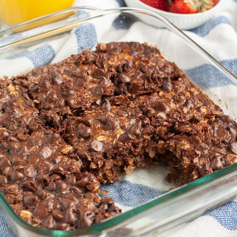 Healthy Baked Chocolate Oatmeal, Chocolate Oatmeal Bake, Chocolate Baked Oatmeal, Chocolate Baked Oats, Oatmeal Fudge Bars, Oatmeal Bars Healthy, Oatmeal And Eggs, Chocolate Cookie Bars, Chocolate Oatmeal Bars