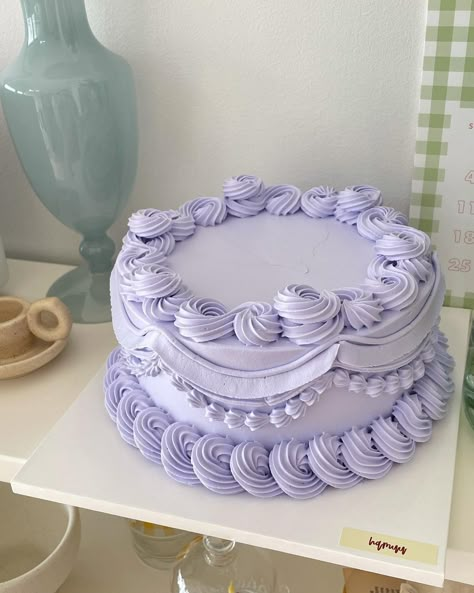 Purple Cake Decoration, Purple Lambeth Cake, Lilac Vintage Cake, Lavender Vintage Cake, Purple Sheet Cake Ideas, Purple Round Cake, Cute Purple Cake, Purple And White Birthday Cake, Light Purple Cake