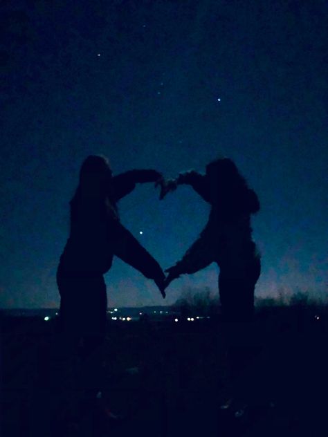 Night Photo Ideas With Friends, Photos To Take With Your Best Friend At Night, Bff Night Pictures, Cute Night Time Pictures, Aesthetic Night Pictures With Friends, Dark Best Friends, Bff Pictures Night, Night Pics With Friends, Sleepover Photos