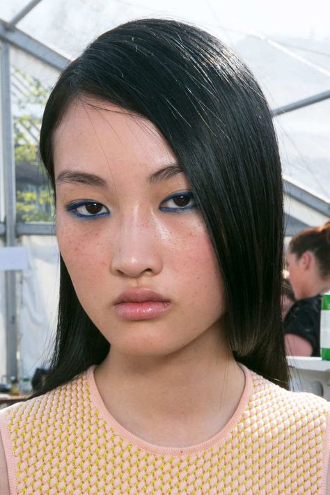 Jonathan Saunders Jing Wen, Blue Eye Shadow, Summer Makeup Trends, Glossy Eyes, Bright Blue Eyes, Jonathan Saunders, Blue Eyeliner, Matte Makeup, Asian Eyes