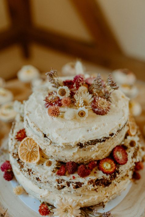 Wedding Carrot Cake Ideas, Wedding Cake Carrot Cake, Carrot Wedding Cake Rustic, Wild Flowers On Wedding Cake, Carrot Cake Wedding Cakes, Wedding Carrot Cake, Carrot Cake Wedding, Carrot Wedding Cake, Wedding Cake Flower Meadow