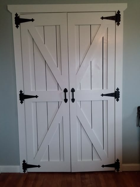 Swinging barn doors were built for the master bedroom's closet door. 1x6's were nailed on top of a 3/4" plywood. 1x6's were used for the horizontals and then the 1x4 were used for the verticals and "x". Black gate hinges were chosen. #farm #farmhouse #farmhousedesign #design #farmhome #barn #barnwood #barndoors #door #doors #gate #white #masterbedroom #masterbedroomdesign Bedroom Closet Doors, Barn Door Hinges, Farmhouse Pantry, Barn Door Closet, Diy Barn Door, Diy Closet, Kitchen Doors, Door Makeover, Bedroom Doors