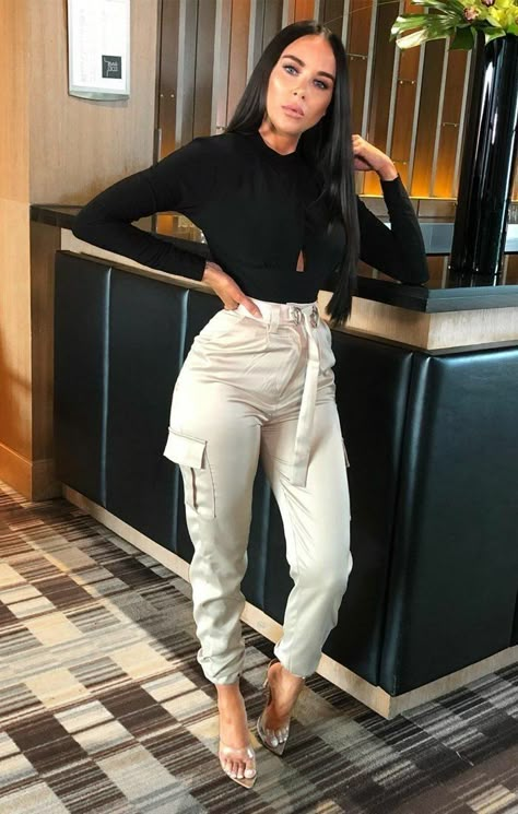 Satin Pants Outfit Casual, Cargo Pants With Heels, Cargo Pants Outfit Winter, Satin Pants Outfit, Types Of Trousers, Europe Fits, Concert Attire, Winter Pants Outfit, Combat Trousers