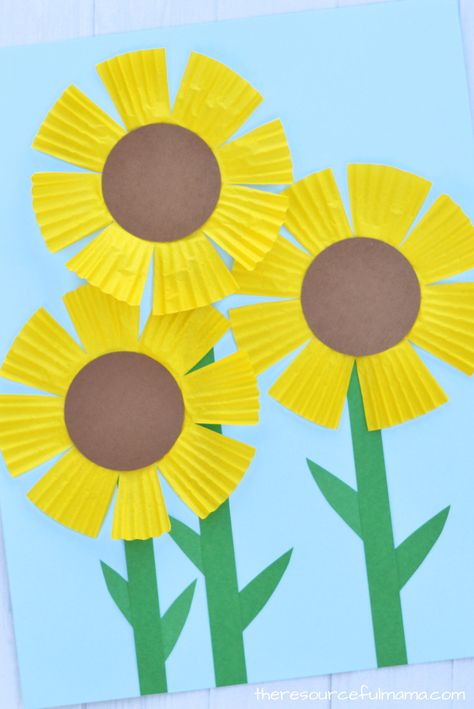 Cupcake liners aren't just for baking . This cupcake liner sunflower craft is an easy, inexpensive craft for late summer early fall. Sunflower Art For Kids, Bumblebee Craft, Flower Crafts For Kids, Sunflower Craft, Cupcake Liner Flowers, Late Summer Early Fall, Sunflower Crafts, Construction Paper Crafts, Inexpensive Crafts